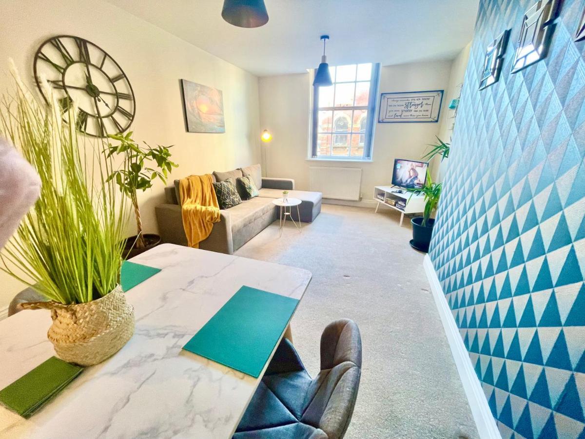 A Stylish Retreat - Super King Bed - Heart Of Town Centre - 5 Mins Stroll To Beach Μπόρνμουθ Εξωτερικό φωτογραφία